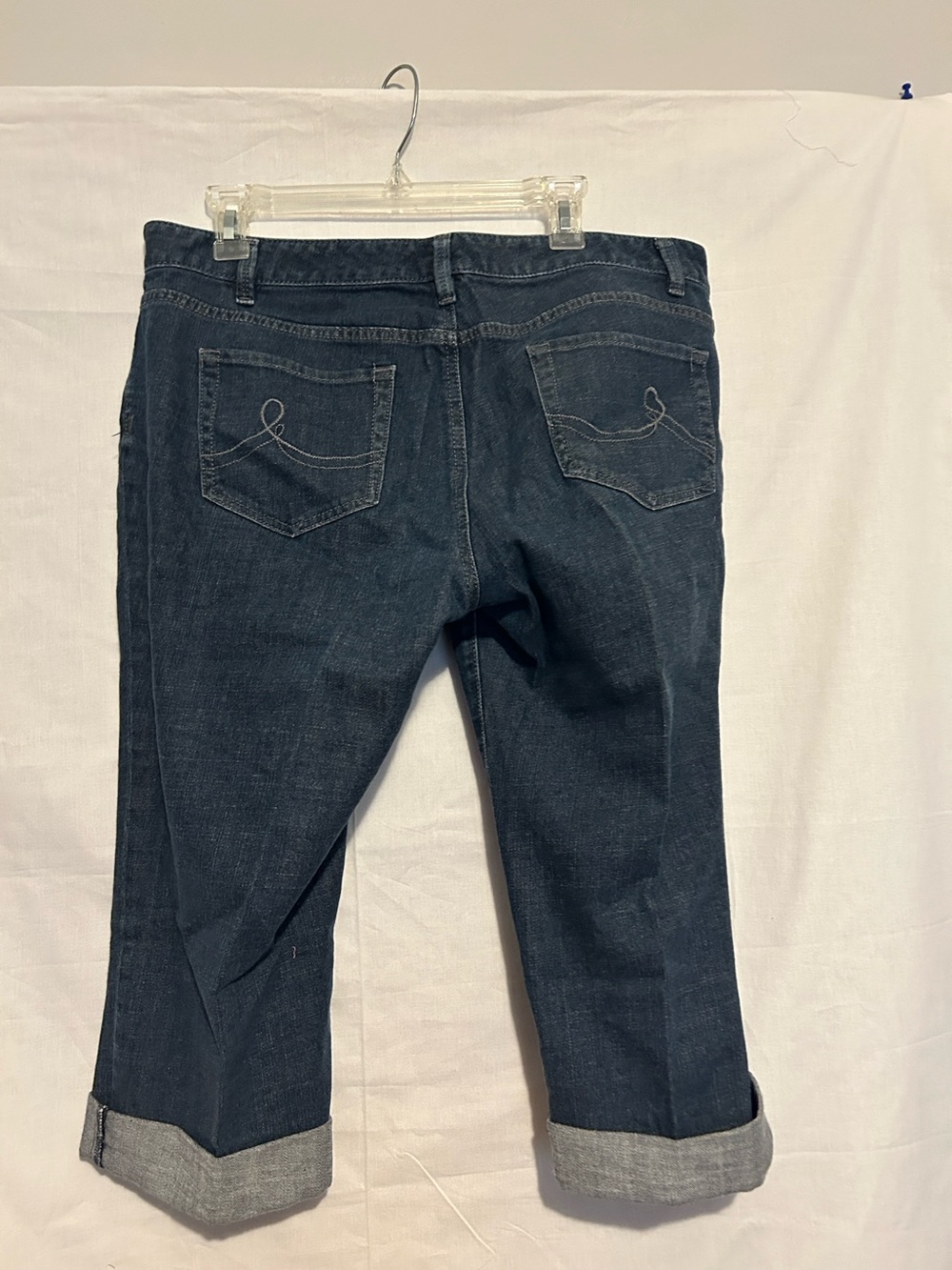 Dark Wash  denim capris with Loop-Stitch Back Pocket